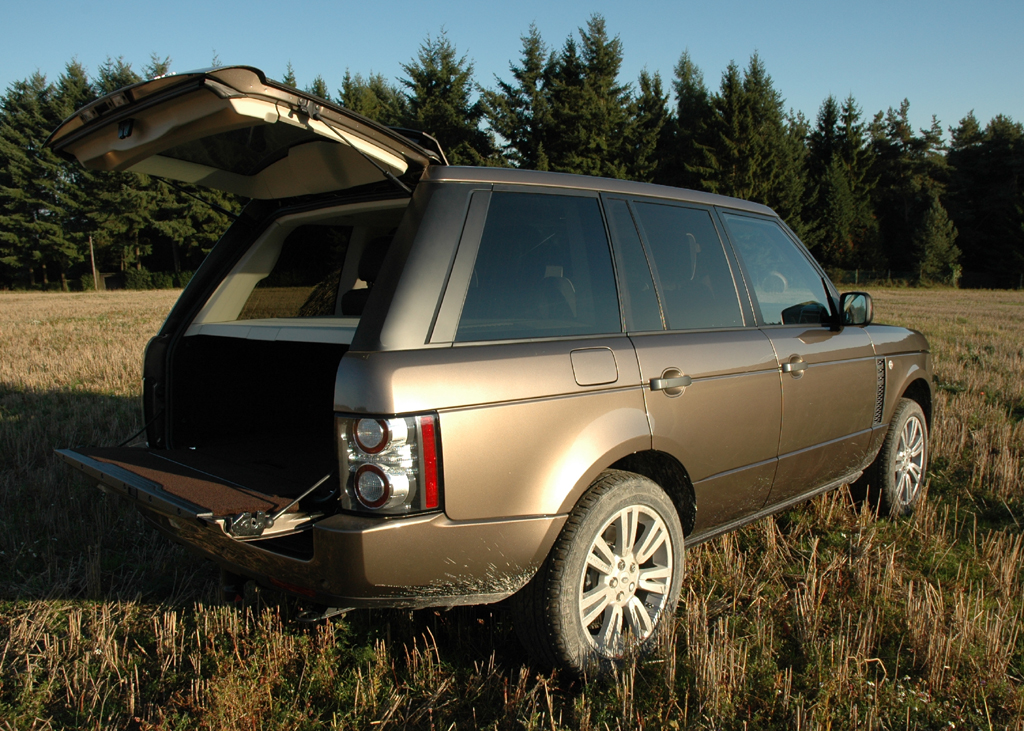 Land Rover Range Rover: Die Kofferraumklappe ist zweigeteilt.