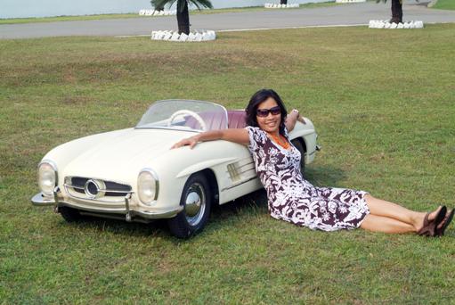 Ly Harrington vor dem Mercedes 300 SL