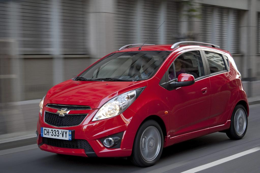 Mit aggressivem Design lockt der kleinere Chevrolet Spark. 