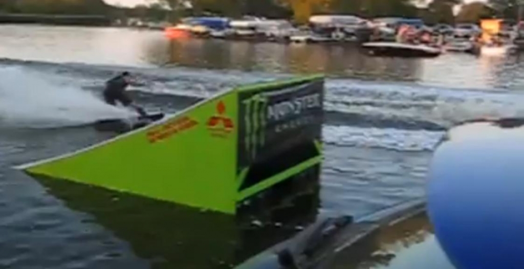 Mit dem Wakeboard übers Auto