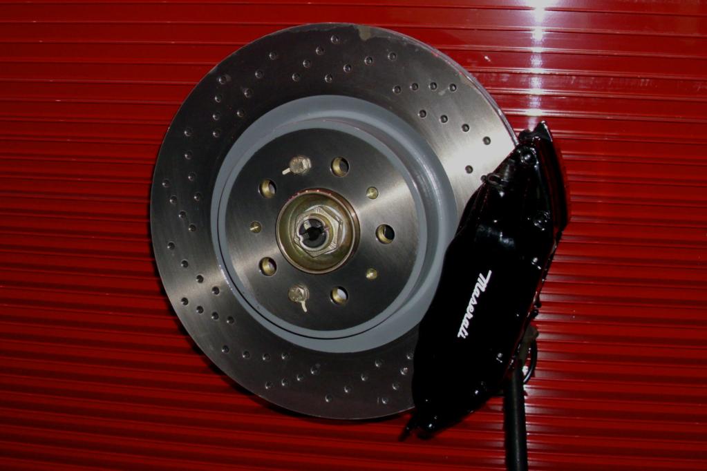 Mit einem schwarzen Bremssattel rollen die Maserati-Modelle daher. 