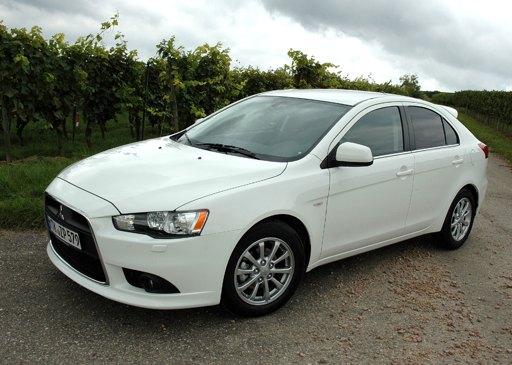 Mit neuen ASX-Triebwerken: Mitsubishi Lancer, hier als Sportback. 