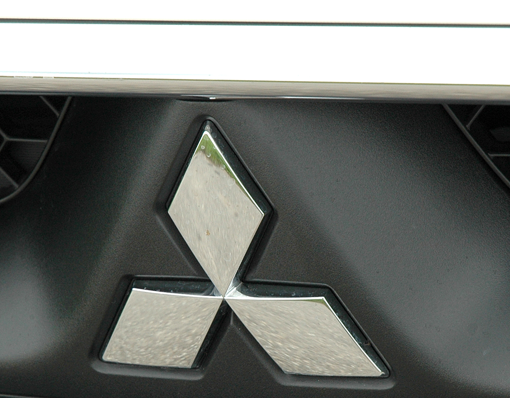 Mitsubishis Rhomben-Markenlogo symbolisiert drei Diamanten. 