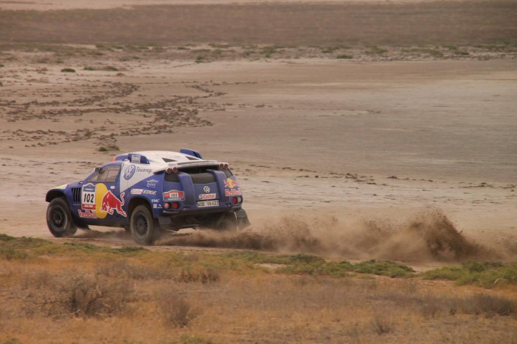 Nasser Al-Attiyah und Co-Pilot Timo Gottschalk holten im VW Race Touareg ihren ersten Tagessieg bei der Silk-Way-Rallye.