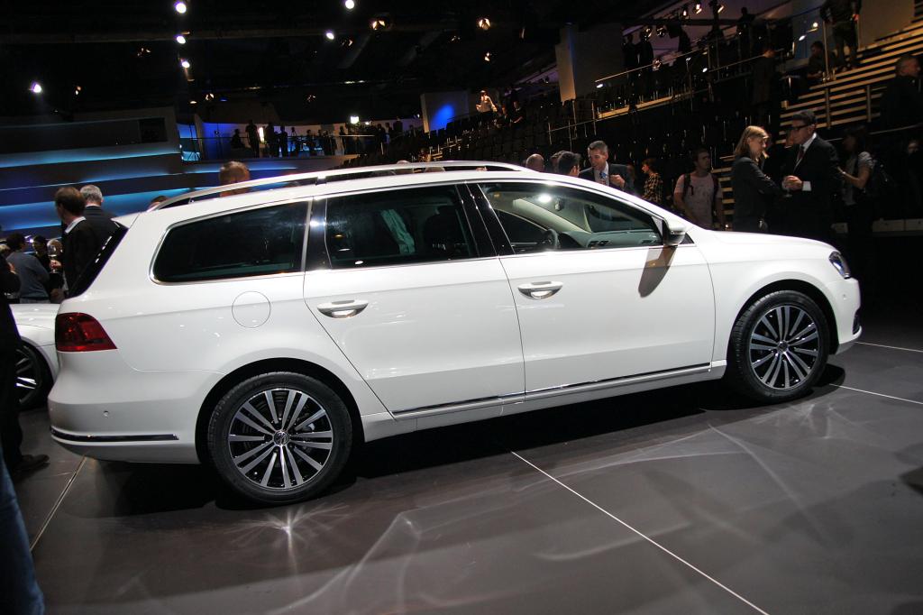 Neben der Limousine wird zeitgleich der Variant genannte Kombi angeboten