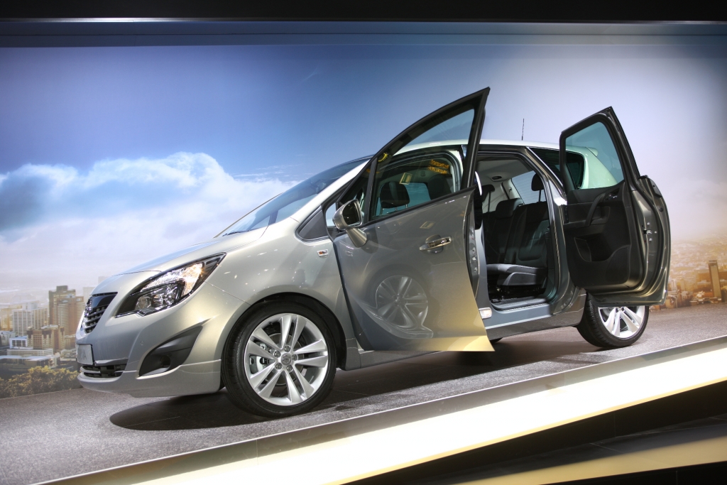 Opel stellt auf der Internationalen Funkausstellung aus