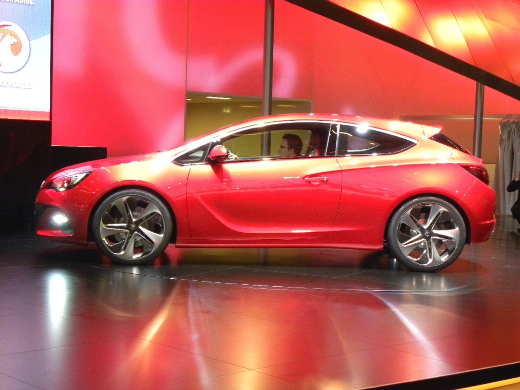 Paris 2010: Opel zeigt sich sportlich und familienfreundlich