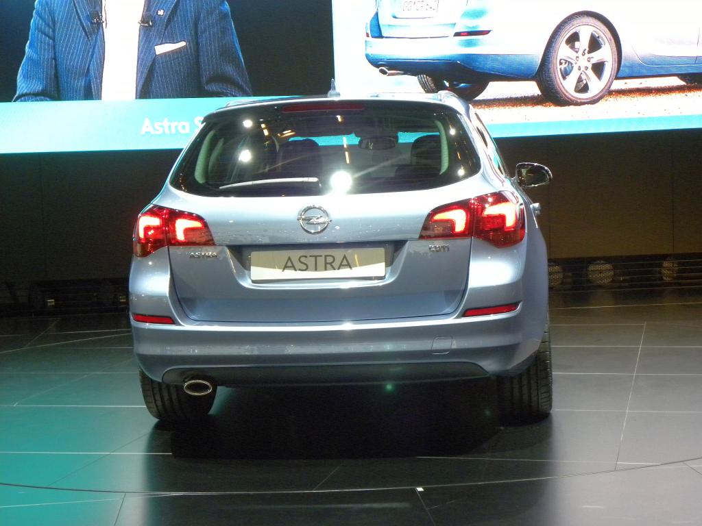 Paris 2010. Opel zeigt sich sportlich und familienfreundlich