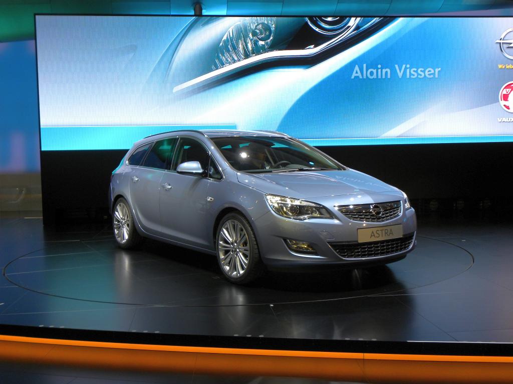 Paris 2010. Opel zeigt sich sportlich und familienfreundlich