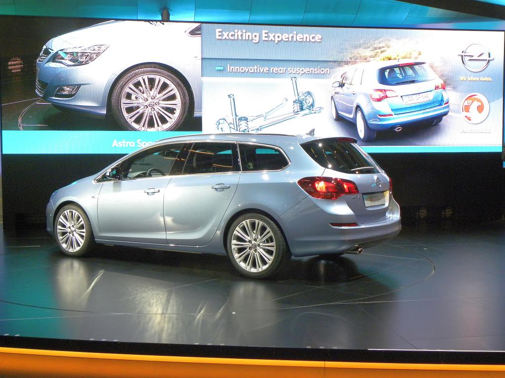 Paris 2010. Opel zeigt sich sportlich und familienfreundlich