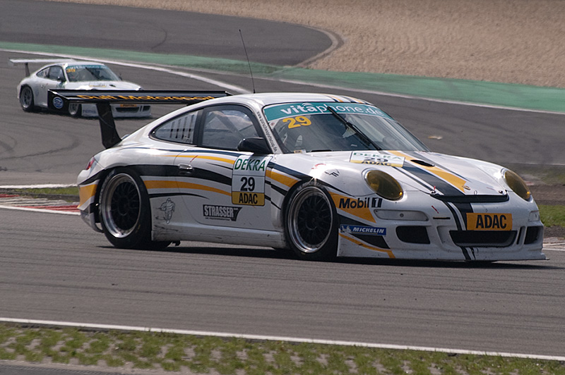 Perfektes Doppel für Matzke und Wirth am Nürburgring Titelkampf im ADAC GT Masters bleibt bis zum Finale offen