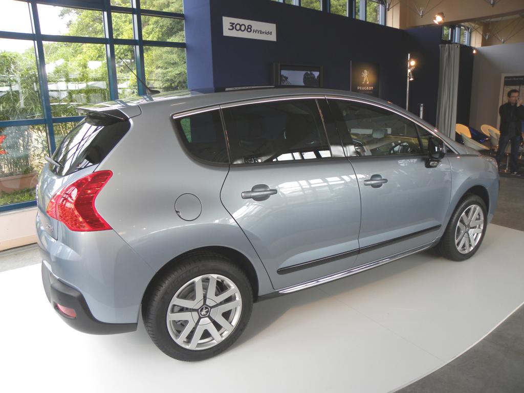 Peugeot 3008 Hybrid4 kommt mit 3,8 Litern Diesel aus