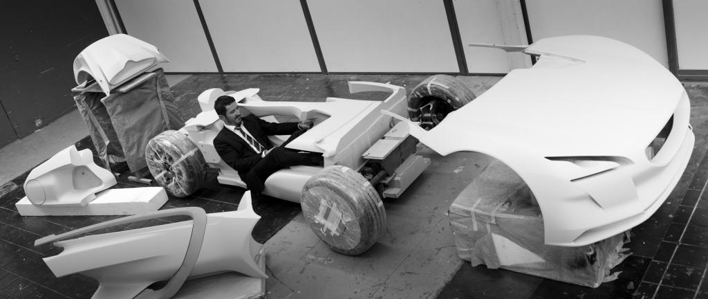 Peugeot-Chefdesigner Gilles Vidal prüft den Fortschritt der Arbeiten