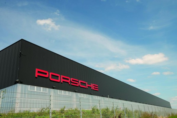 Porsche nimmt zentrales Ersatzteillager in Betrieb