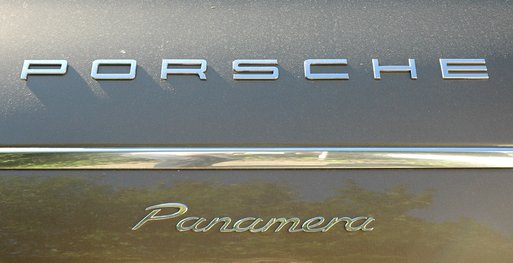 Porsche- und Panamera-Schriftzug auf der Heckklappe.