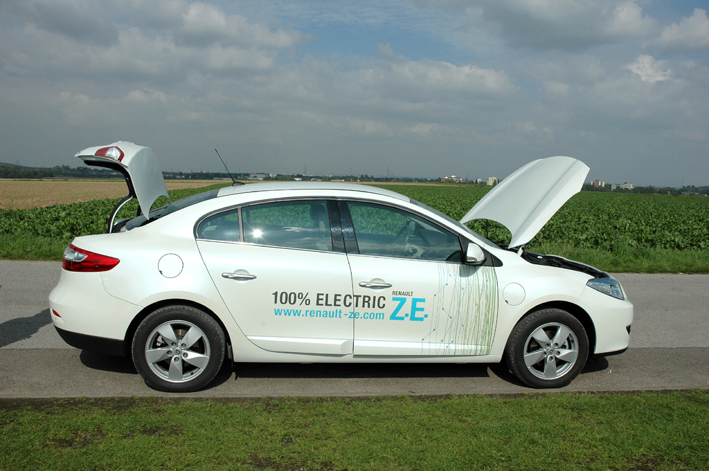 Renault Fluence ZE bei der Vorstellung nahe Neuss mit offener Front- und Heckklappe. 