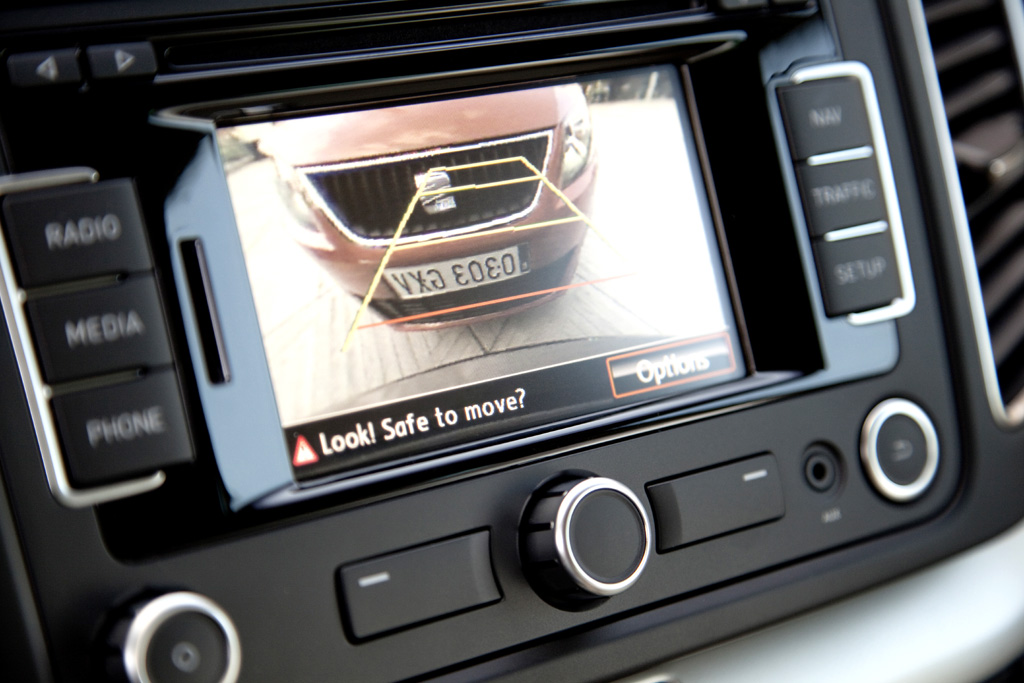 Seat Alhambra: Blick auf das Audiodisplay im mittleren Teil des Armaturenbretts. 
