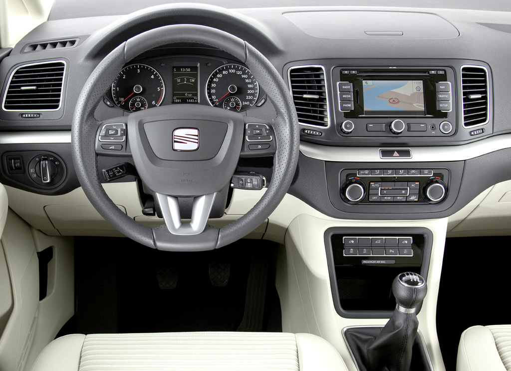 Seat Alhambra: Blick ins übersichtlich gestaltete Cockpit. 