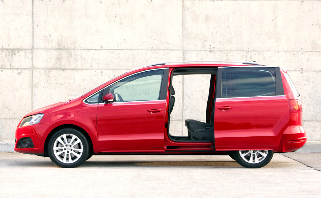 Seat Alhambra: Die Schiebetüren erleichten das Ein- und Aussteigen hinten. 