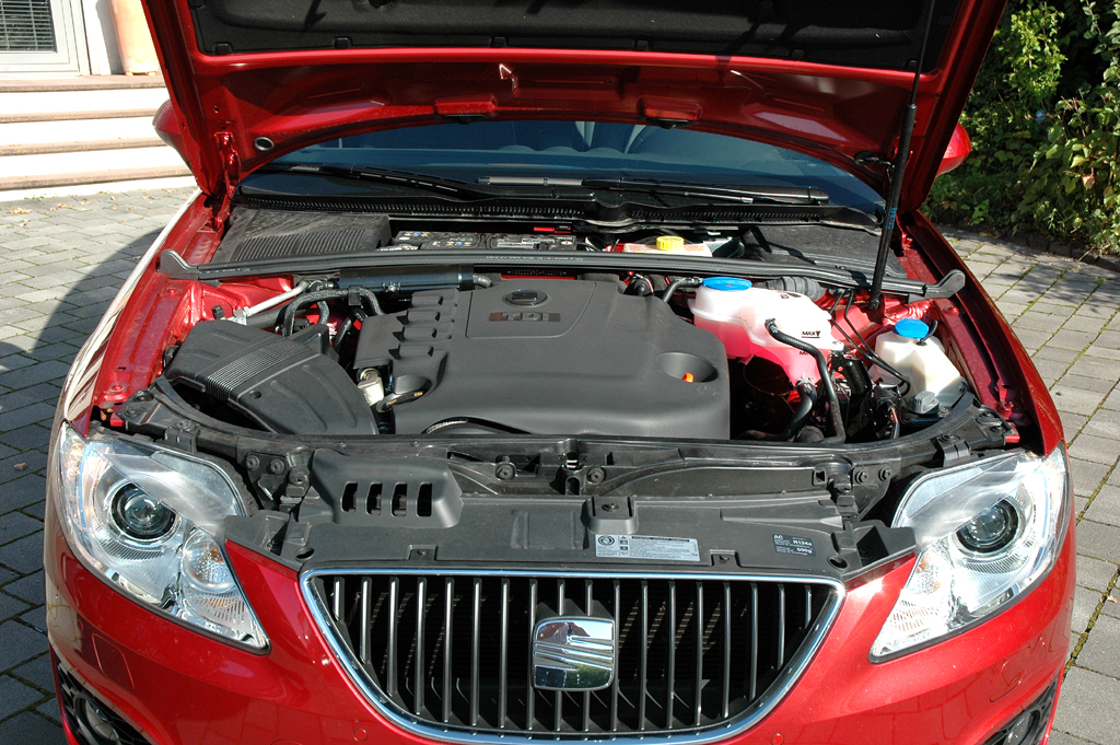 Seat Exeo: Blick unter die Motorhaube des 2,0-Liter-Vierzylinders. 