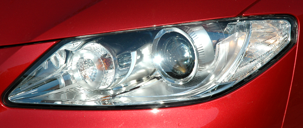 Seat Exeo: Moderne Leuchteinheit vorn mit Bi-Xenon-, Kurven- und LED-Tagfahrlicht. 