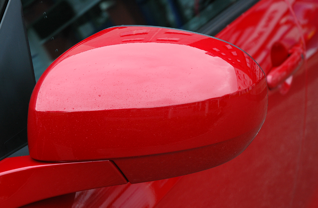 Suzuki Swift: Blick auf den Außenspiegel an der Fahrerseite.