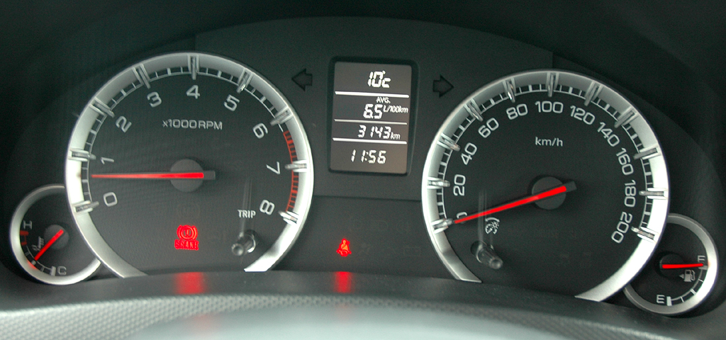 Suzuki Swift: Blick durch den Lenkradkranz auf die Rundinstrumentierung.