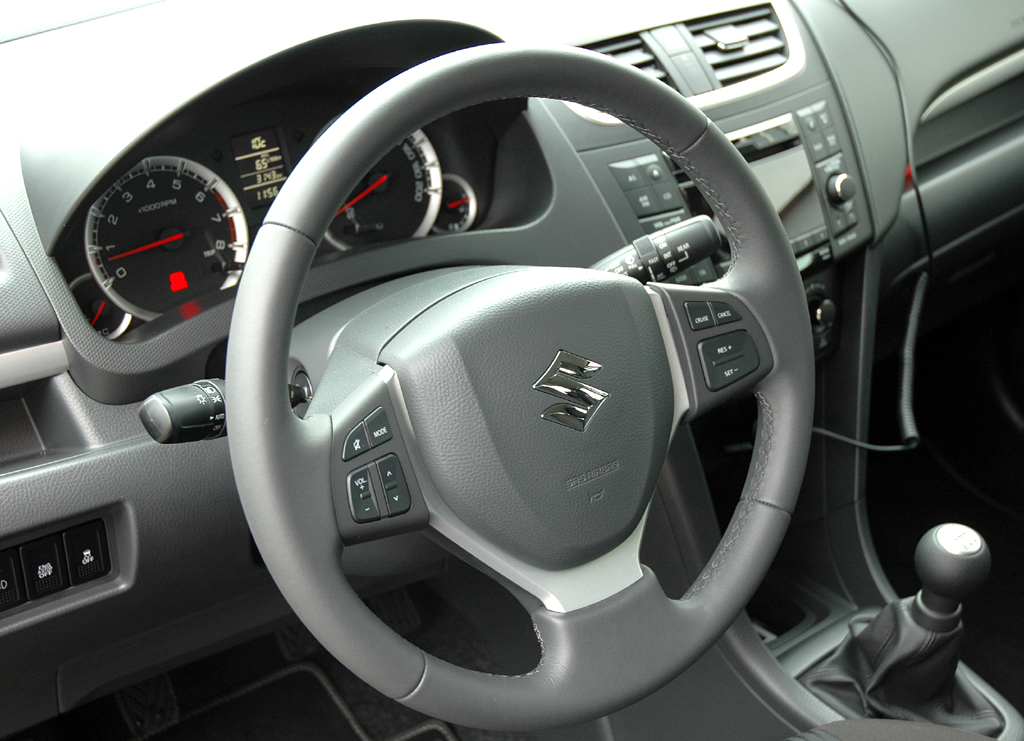 Suzuki Swift: Blick ins funktionell-nüchterne Cockpit.