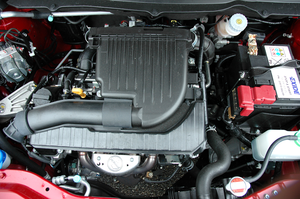 Suzuki Swift: Blick unter die Motorhaube des 1,2-Liter-Benziners.