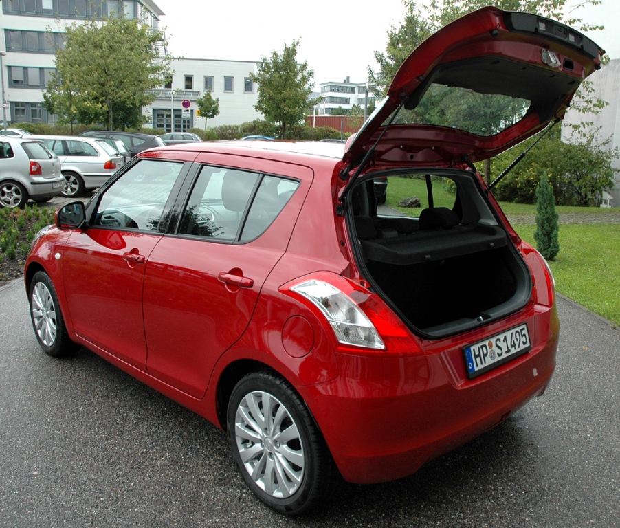 Suzuki Swift: In den Fünftürer-Kofferraum passen 210 bis 902 Liter Gepäck hinein. 
