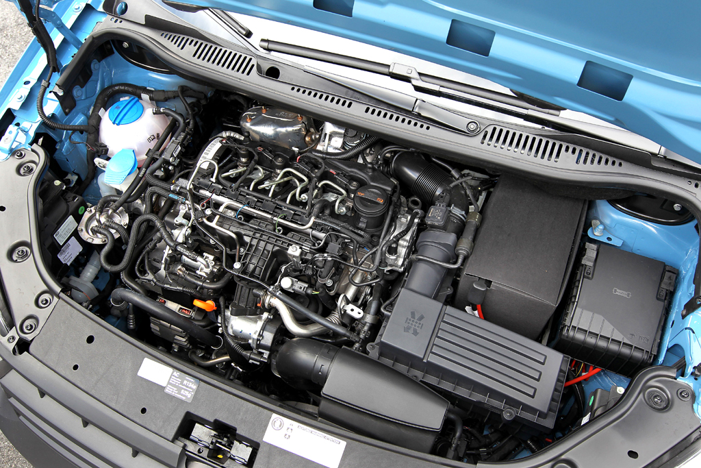 VW Caddy: Blick in den Motorraum. 