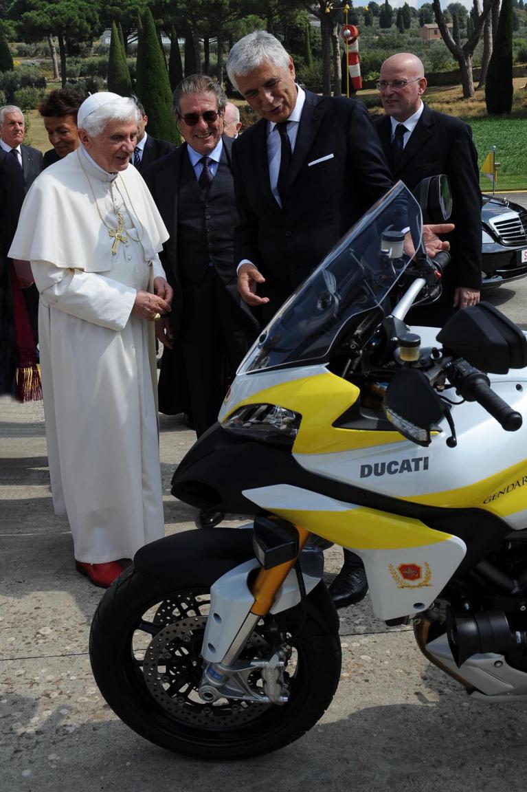 Vatikanpolizei erhält Motorräder  