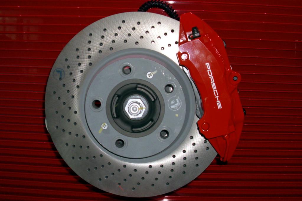 Viele Automobilhersteller beziehen ihre Bremsen vom italienischen Zulieferer Brembo. Für Individualität sorgt der Farbton wie das Rot eines Porsche-Bremssattels. 