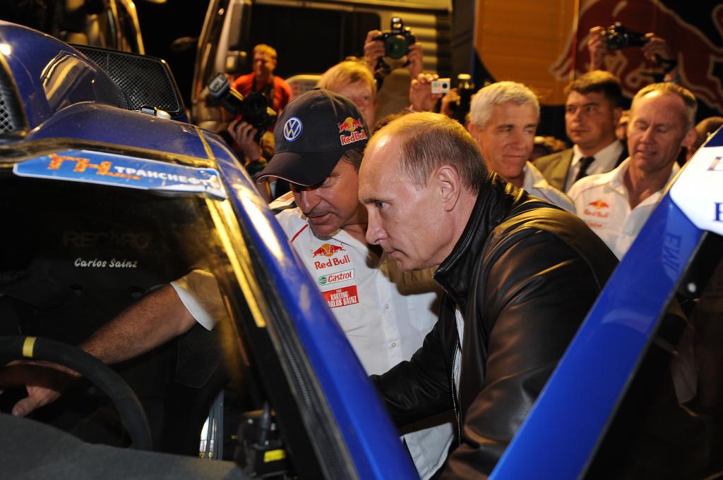 Volkswagen Race Touareg 3 bei der Silk-Way-Rallye: Der russische Ministerpräsident Wladimir Putin und der spätere Sieger Carlos Sainz.