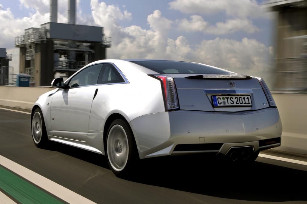 Agil geht das Coupé und dessen Motor zu Werke: Er reagiert beim Anfahren spontan auf Gasbefehle, schiebt mit 735 Nm gewaltig nach vorn und baut die dazu passende grimmig-sportliche Klangkulisse auf. 