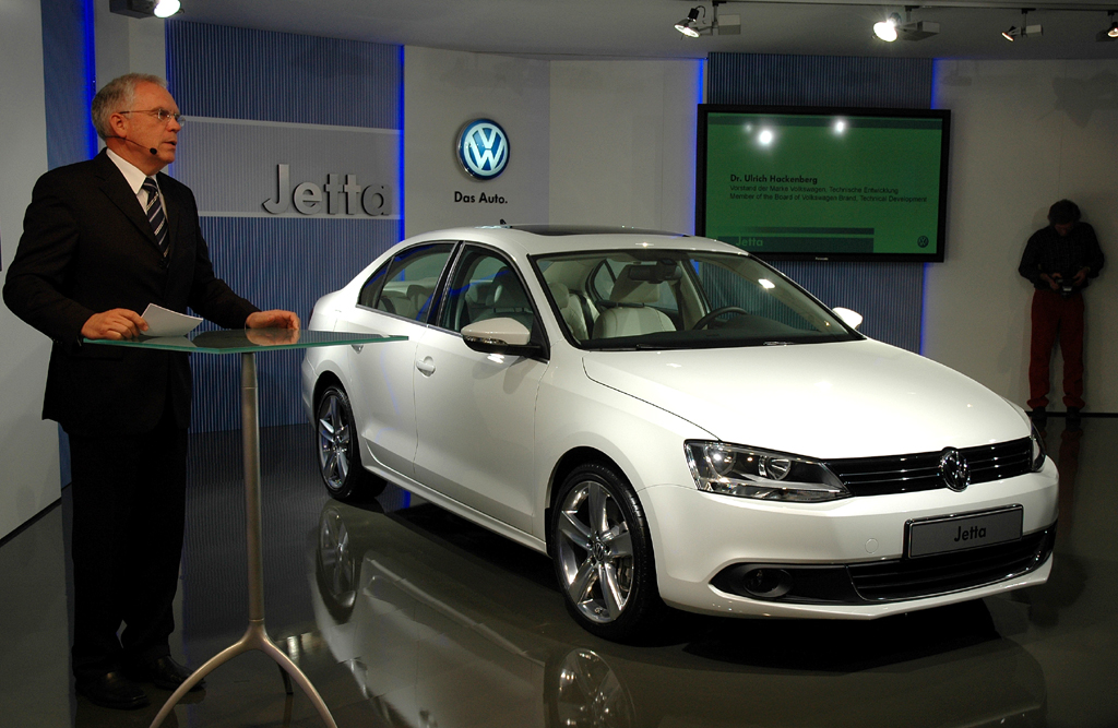 Ansprechender Europaauftritt: VW-Entwicklungsvorstand Dr. Ulrich Hackenberg stellt in München die Jetta-Neuauflage vor. 