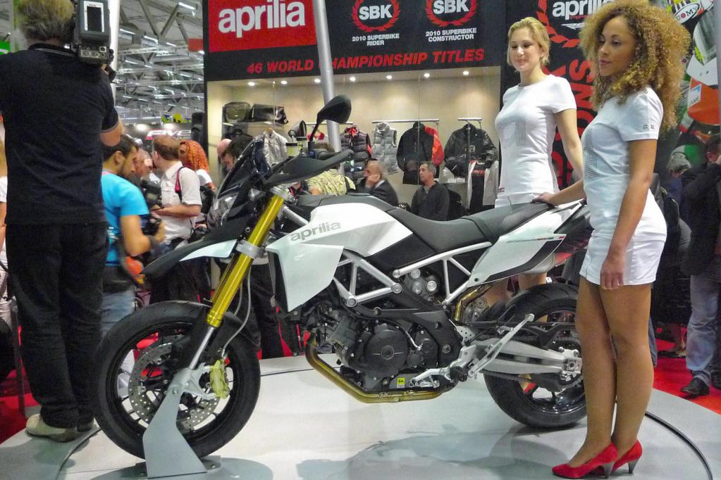 Aprilia transportiert sein fröhliches Landstraßenjäger-Konzept Dorsoduro mit einem 1200er Motor auf ein höheres Niveau. 