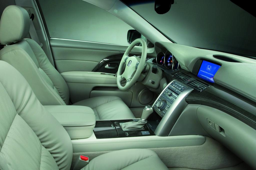Auch das Legend-Interieur ist kühl ausgeführt