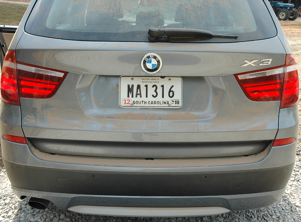 BMW X3: Blick auf die Heckpartie - nach einem Geländetest. 