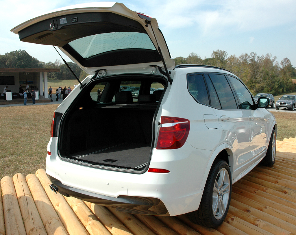 BMW X3: In den Kofferraum passen 550 bis 1600 Liter Gepäck hinein. 