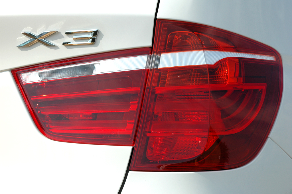 BMW X3: Moderne Leuchteinheit hinten mit Modellschriftzug. 