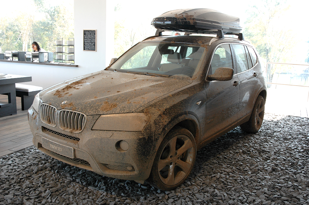 BMW X3: Wer sich im Gelände bewegt, darf ruhig mal schmutzig werden. 