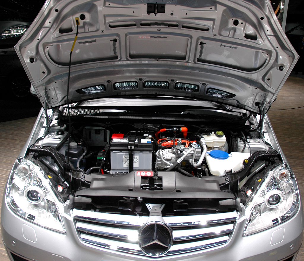 Blick unter die Motorhaube des A-Klasse-E-Cell-Fünfsitzers mit 95-PS-Elektromotor. 