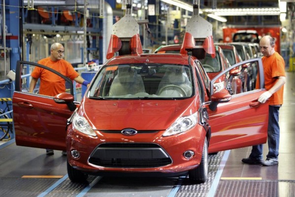 Branchenvergleich - Deutsche vertrauen der Autoindustrie