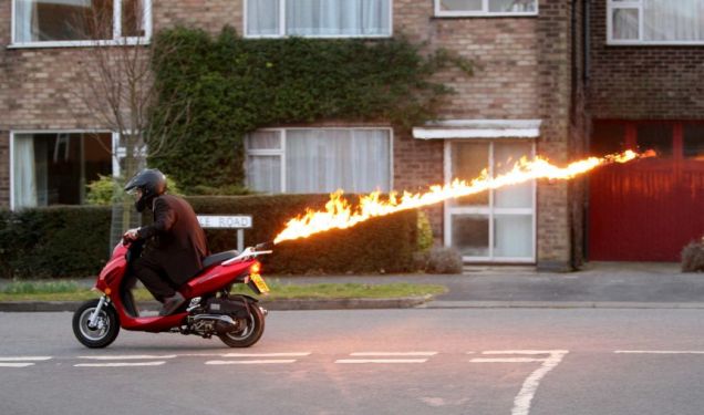 Colin Furze mit dem Flammen werfenden Motorroller