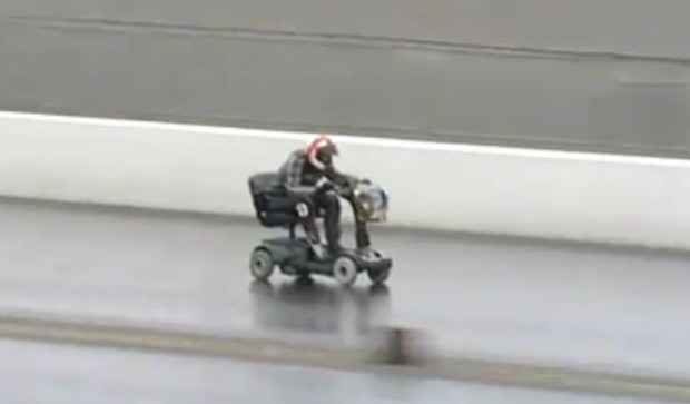 Colin Furze mit seinem Scooter auf der Rennstrecke von Santa Pod