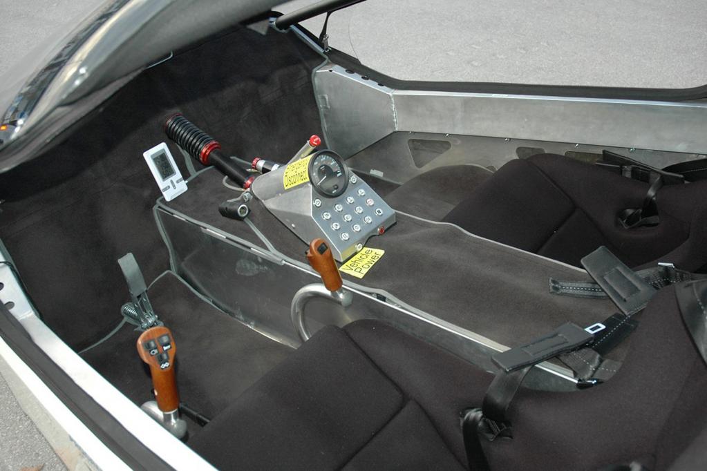 Das Dreirad wird mit zwei Joysticks gesteuert. Für eine Notbremsung oder zum Einparken ist das Pedal gedacht. 