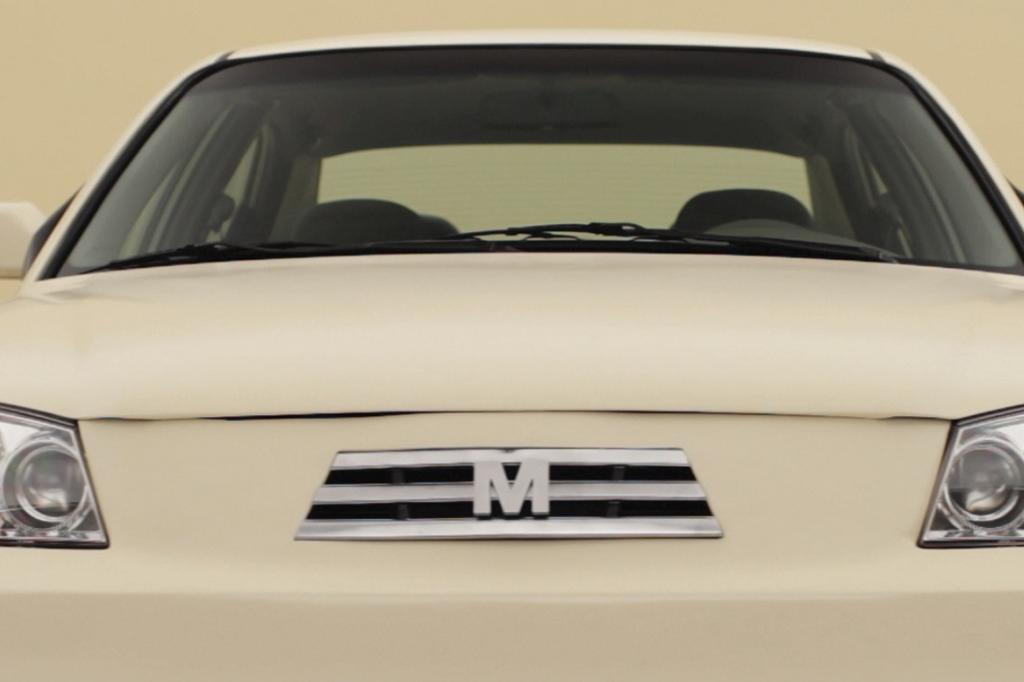 Das Firmenlogo ist so einfallslos wie das ganze Auto