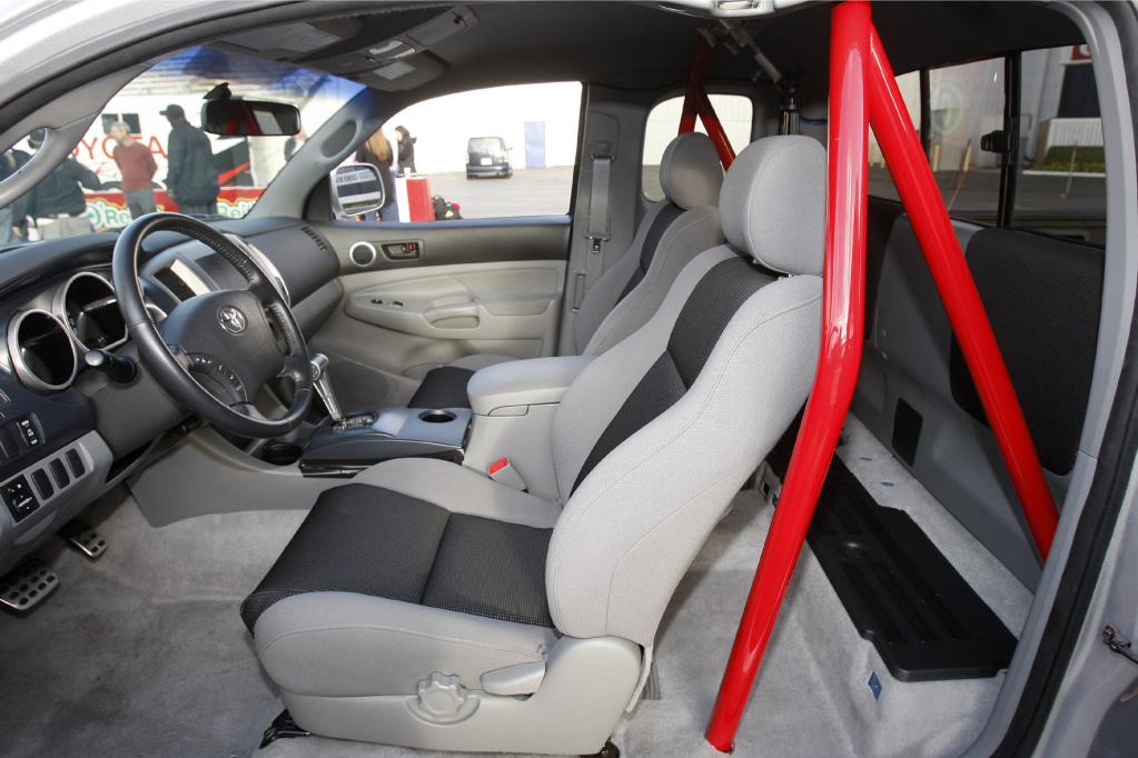 Das Lenkrad und der rot lackierte Überrollbügel stammen aus dem Zubehörregal von Toyotas Tuningabteilung TRD. 