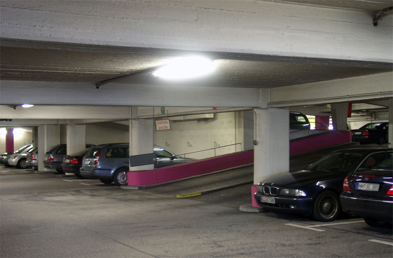 Das Parkhaus bedeutet häufig eine Herausforderung für Autofahrerinnen